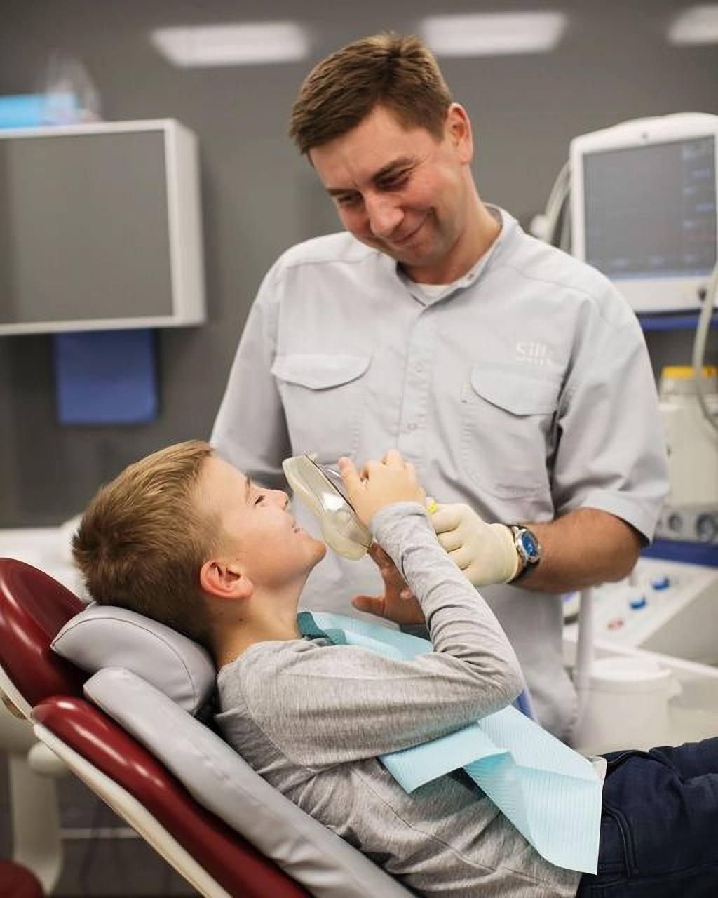 Ребенок на приеме у стоматолога в клинике Silk