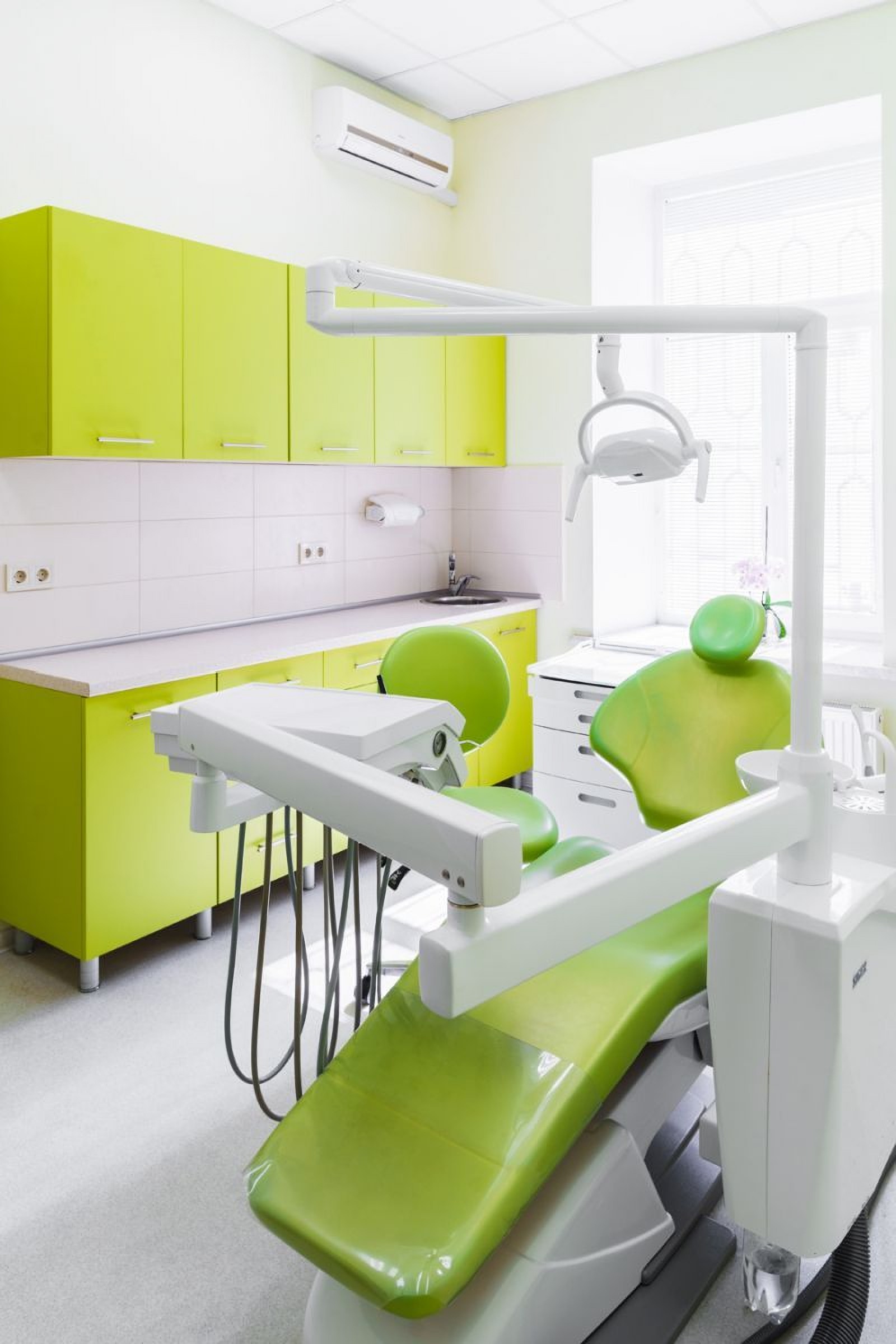 Зеленое стоматологическое кресло в клинике TrioDent Одесса Украина