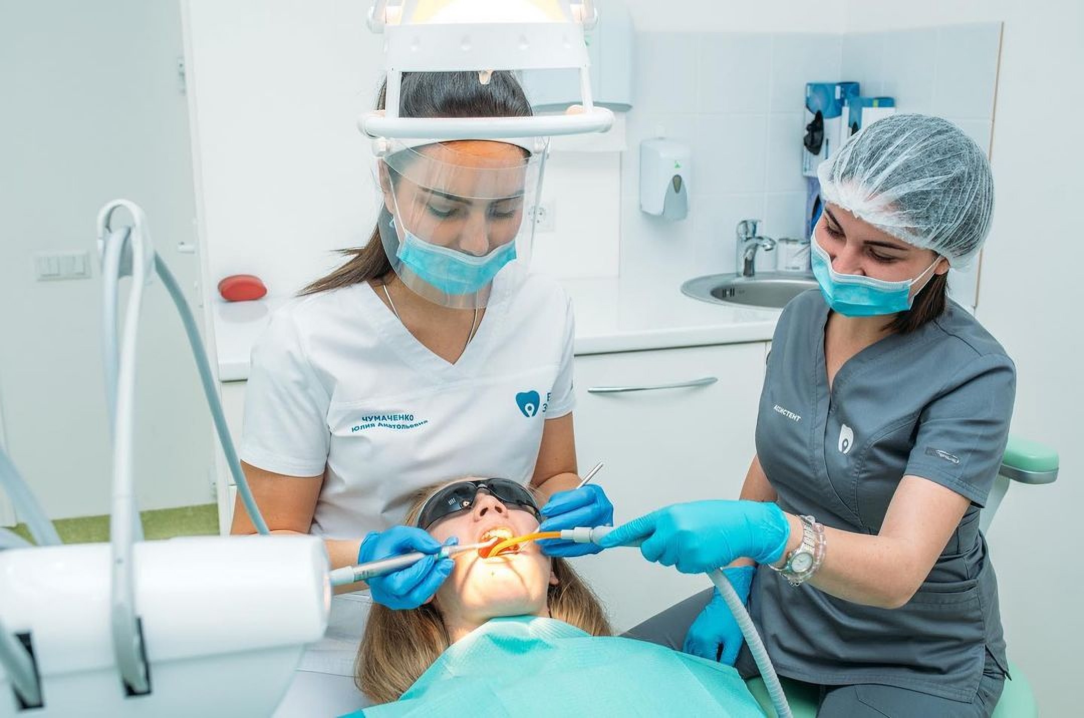 Чистка зубов в стоматологической клинике Your Dentist в Одессе Украина