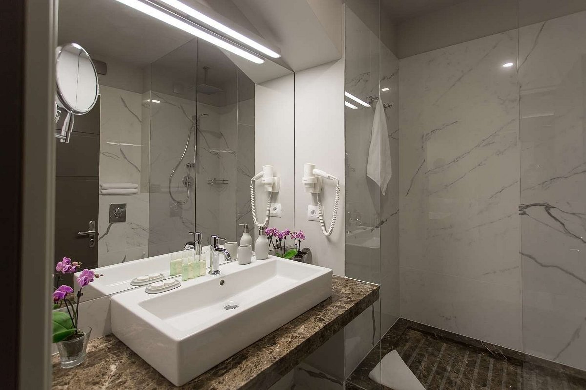 Раковина в ванной комнате отеля UNO Design Hotel Odessa Украина